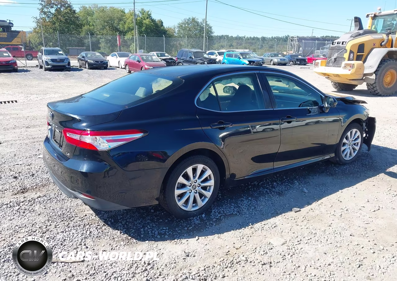 2018 Toyota Camry Le VIN:JTNB11HK0J3012694 - 4