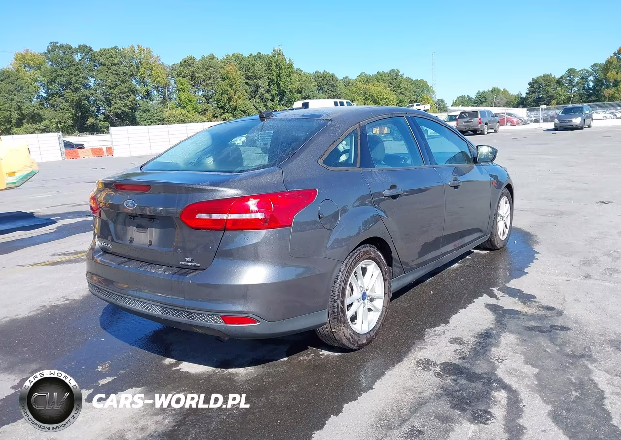 2016 Ford Focus Se VIN:1FADP3F27GL270574 - 4