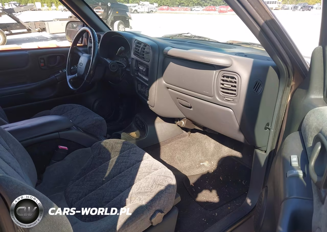 2002 Chevrolet S-10 Ls VIN:1GCDT13W82K136849 - 5
