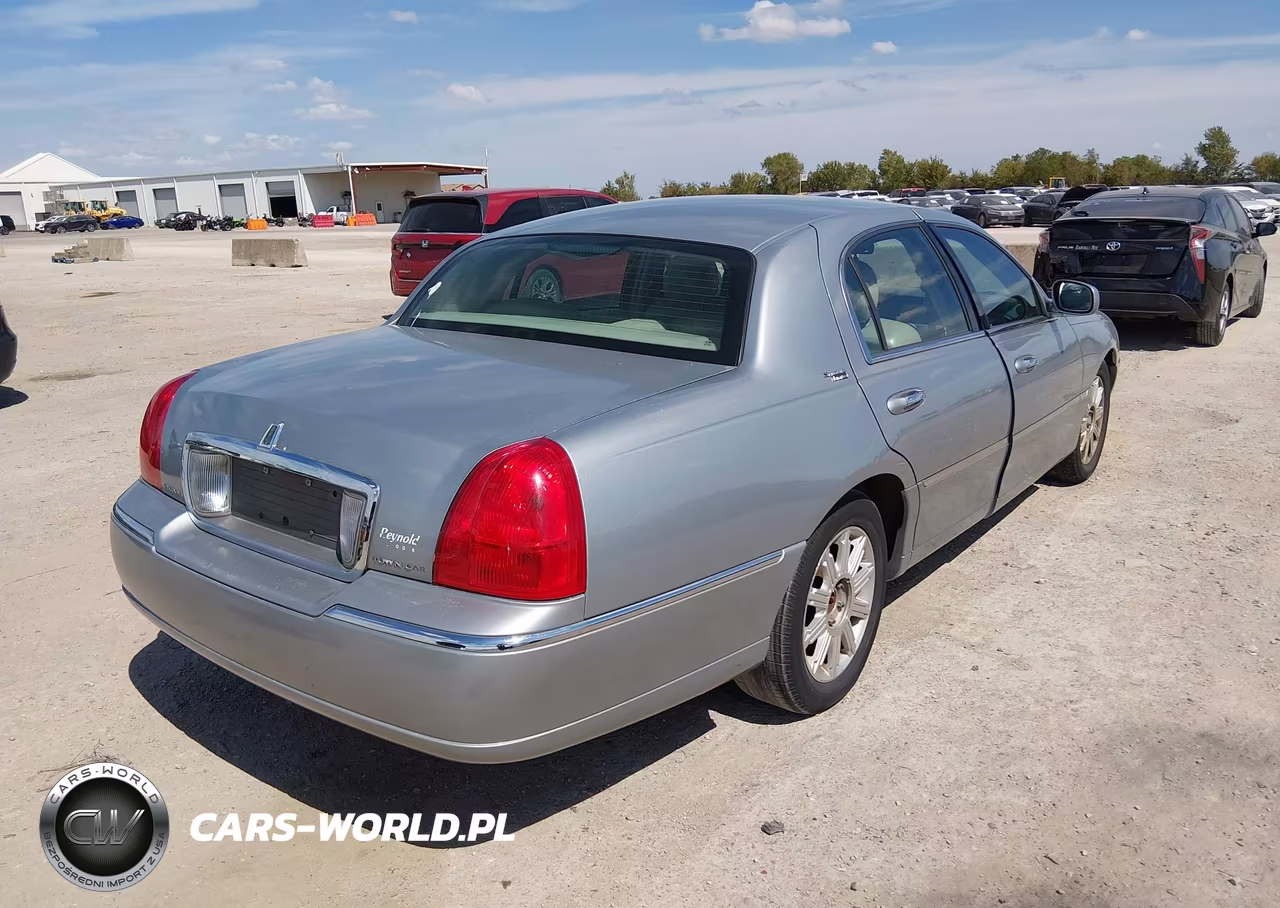 2006 Lincoln Town Car Signature Limited VIN:1LNHM82W26Y613380 - 4