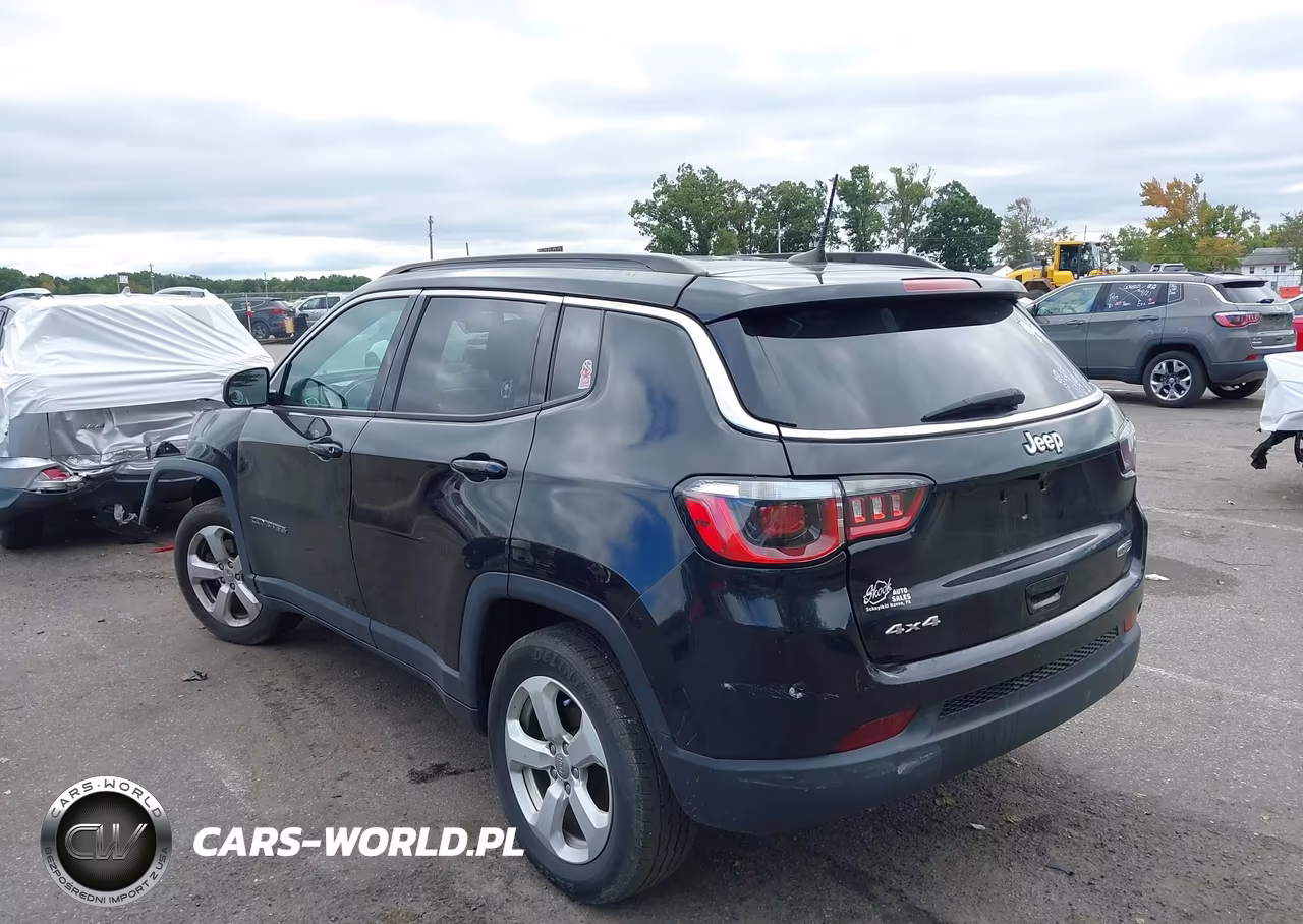 2019 Jeep Compass Latitude 4X4 VIN:3C4NJDBBXKT835943 - 3