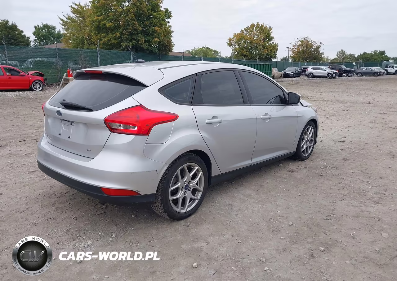 2015 Ford Focus Se VIN:1FADP3K27FL386572 - 4