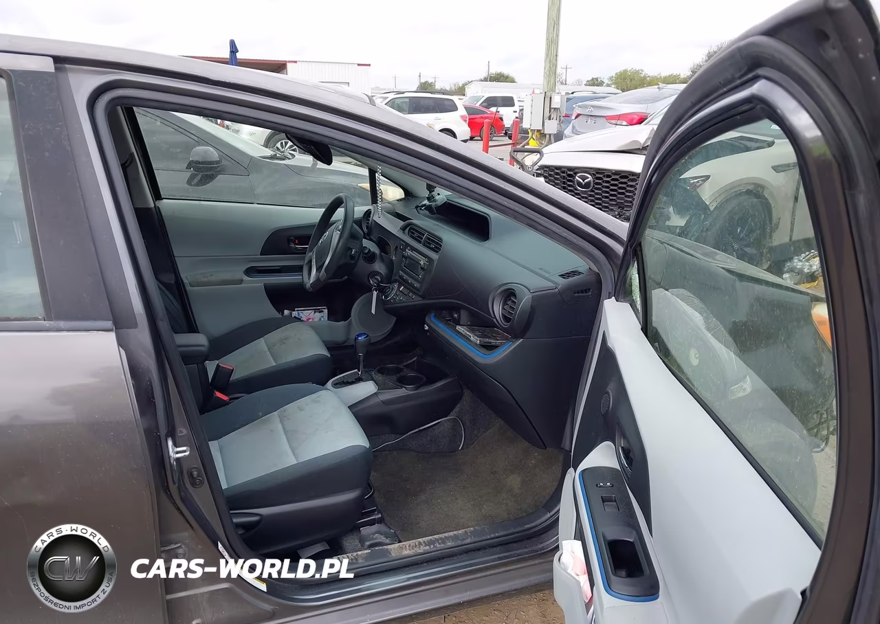 2013 Toyota Prius C Two VIN:JTDKDTB35D1545598 - 5