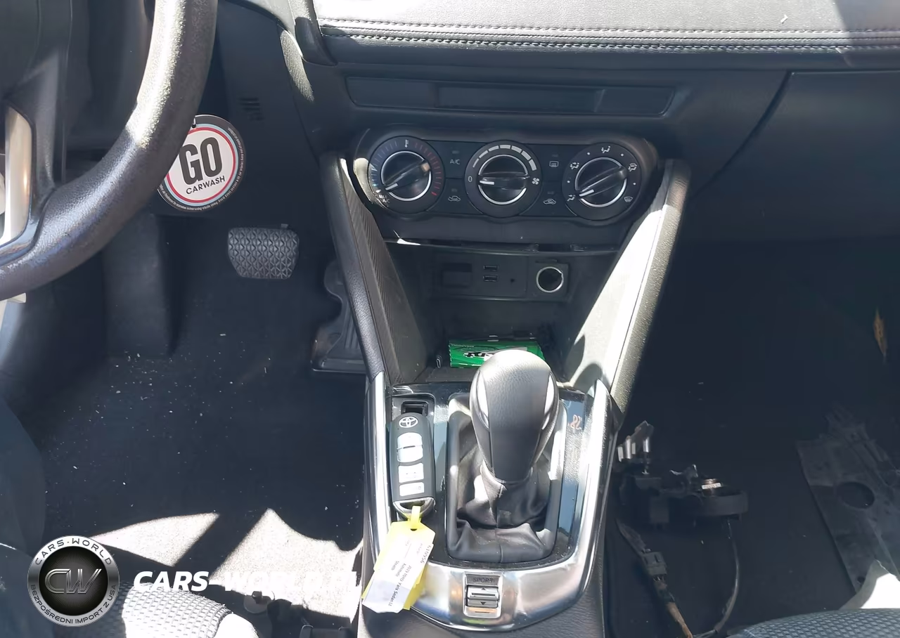 2019 Toyota Yaris Le VIN:3MYDLBYV4KY504727 - 11