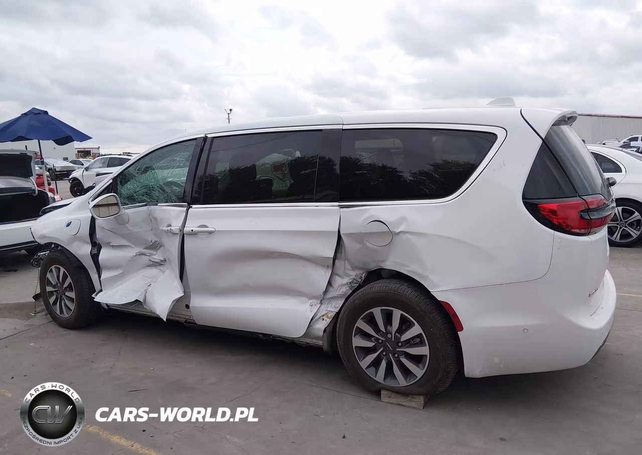 2022 Chrysler Pacifica Hybrid Touring L VIN:2C4RC1L79NR205407 - 14