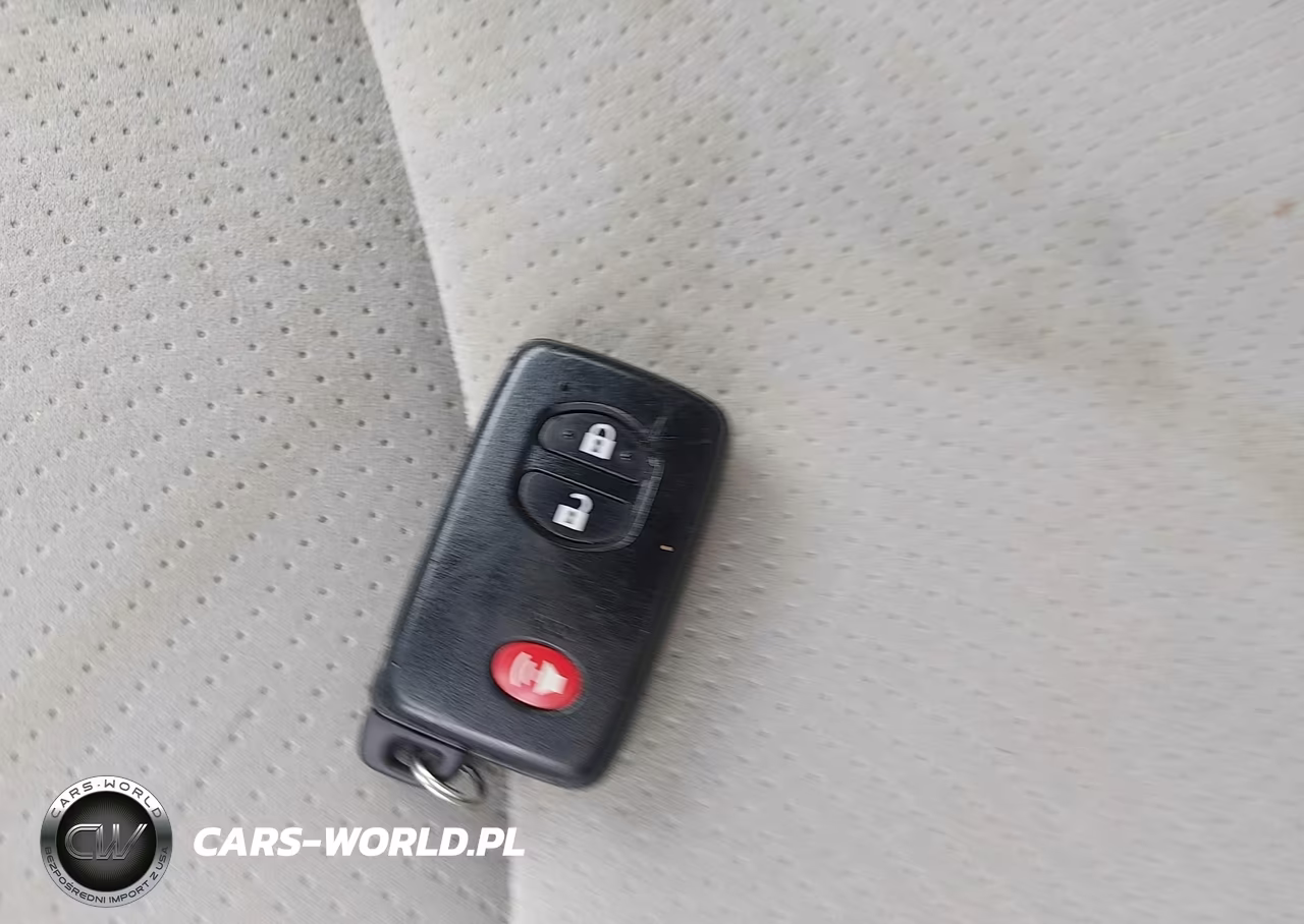 2013 Toyota Prius Two VIN:JTDKN3DU5D5696369 - 11