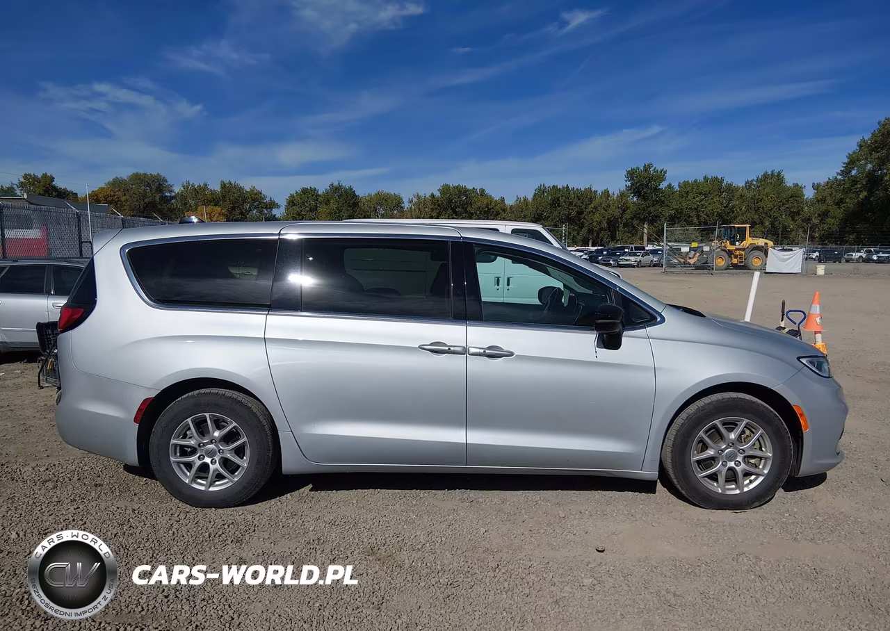 2024 Chrysler Pacifica Touring L VIN:2C4RC1BG8RR132747 - 13