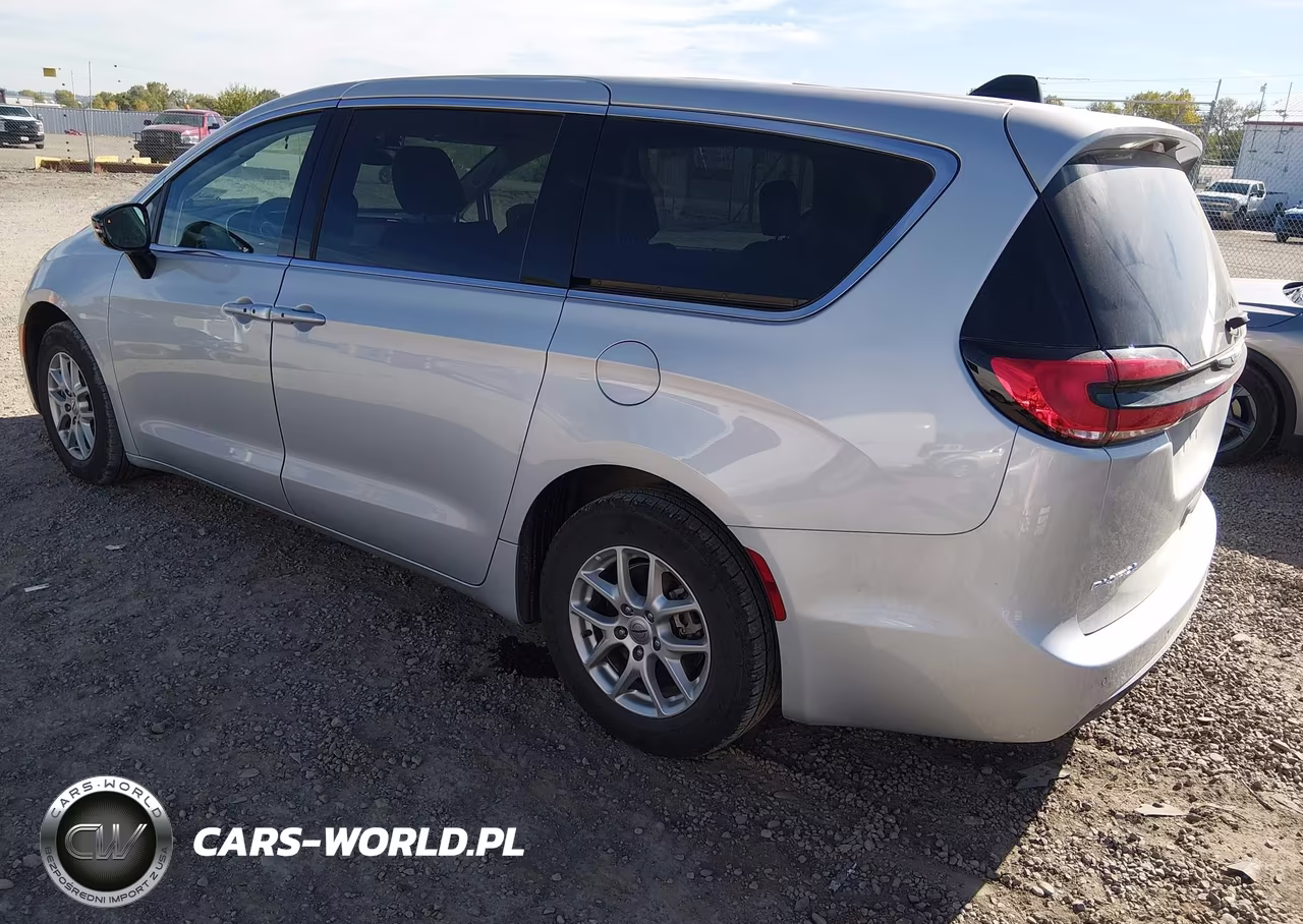 2024 Chrysler Pacifica Touring L VIN:2C4RC1BG8RR132747 - 3