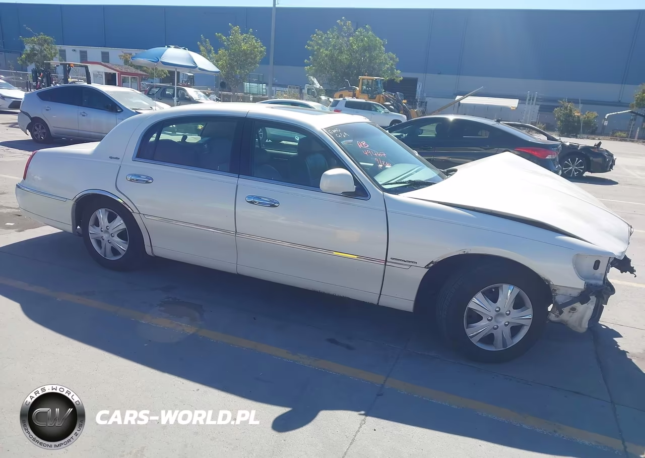 2002 Lincoln Town Car Signature VIN:1LNHM82W72Y657305 - 1