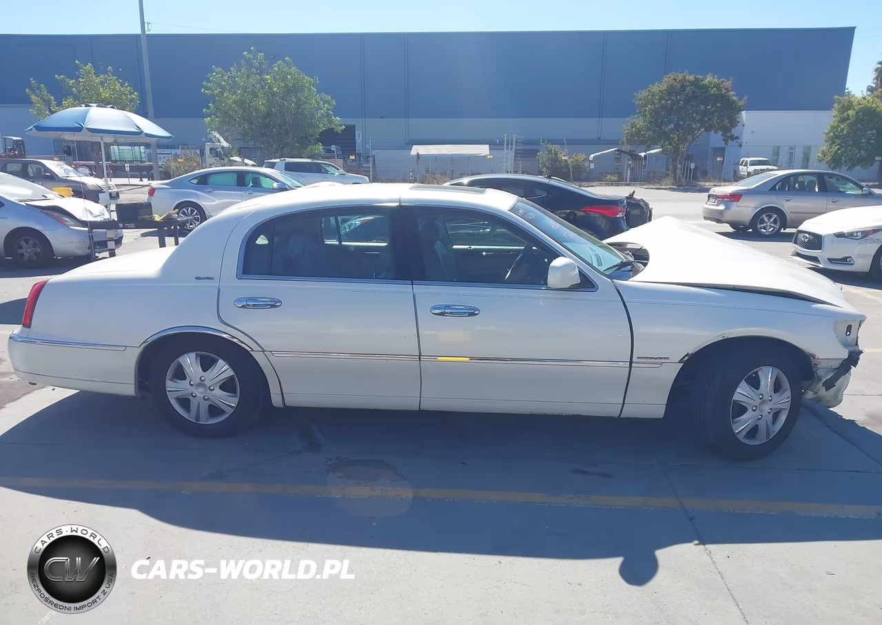 2002 Lincoln Town Car Signature VIN:1LNHM82W72Y657305 - 12