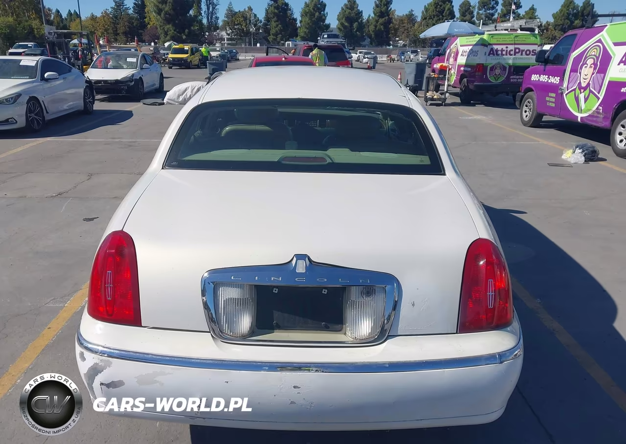 2002 Lincoln Town Car Signature VIN:1LNHM82W72Y657305 - 15
