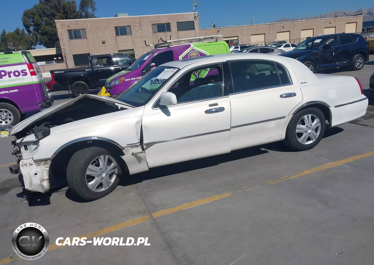 2002 Lincoln Town Car Signature VIN:1LNHM82W72Y657305 - 2