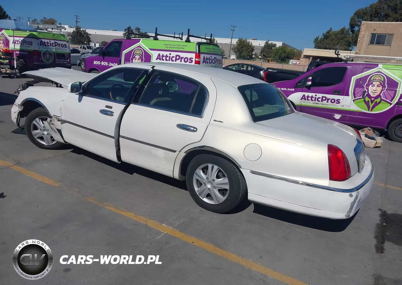 2002 Lincoln Town Car Signature VIN:1LNHM82W72Y657305 - 3