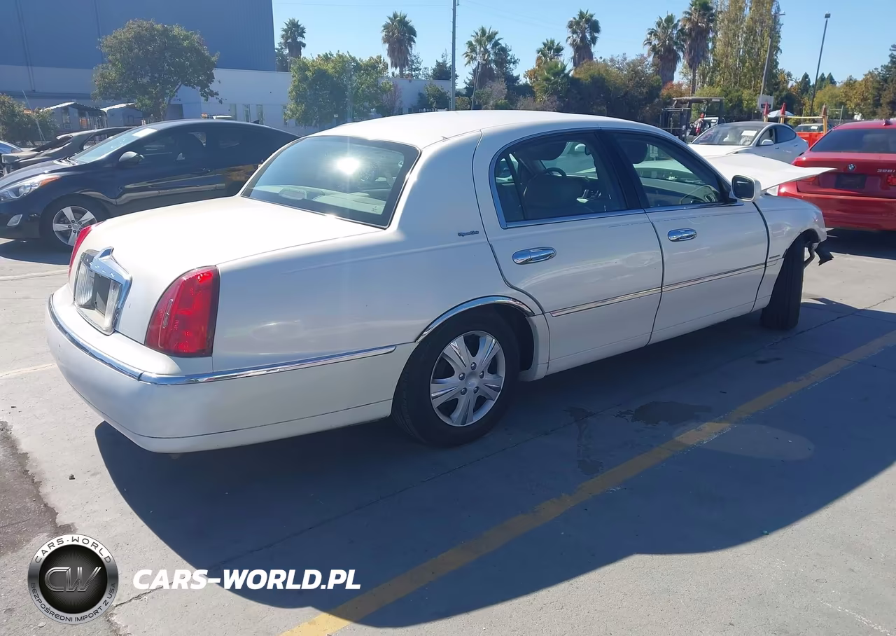 2002 Lincoln Town Car Signature VIN:1LNHM82W72Y657305 - 4