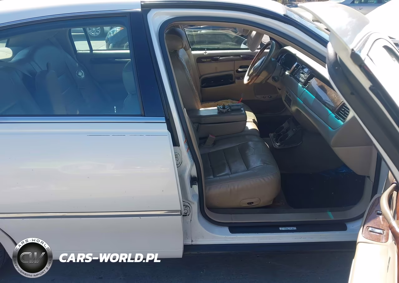 2002 Lincoln Town Car Signature VIN:1LNHM82W72Y657305 - 5