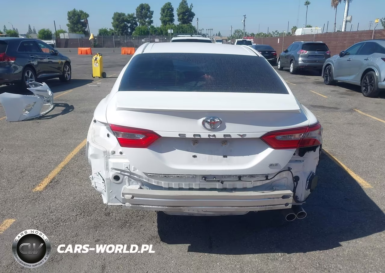 2018 Toyota Camry Se VIN:4T1B11HK2JU042144 - 18