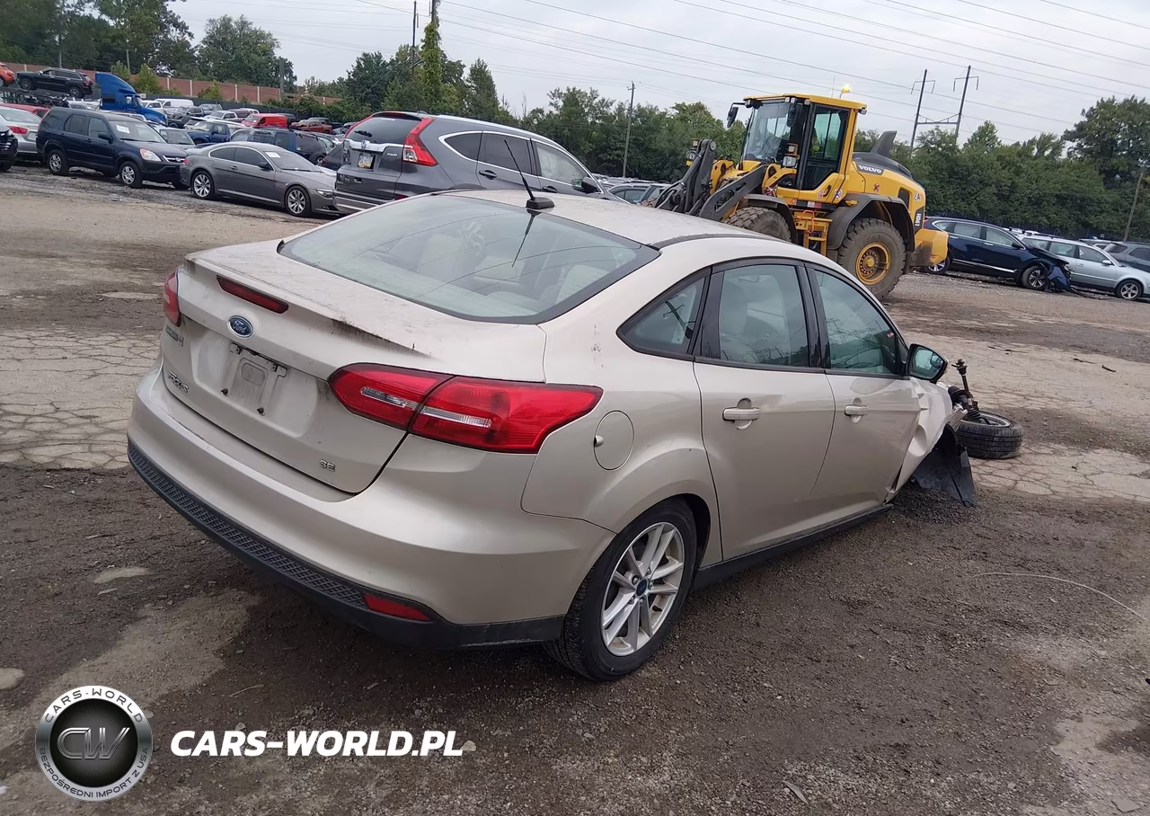 2017 Ford Focus Se VIN:1FADP3F27HL251024 - 4