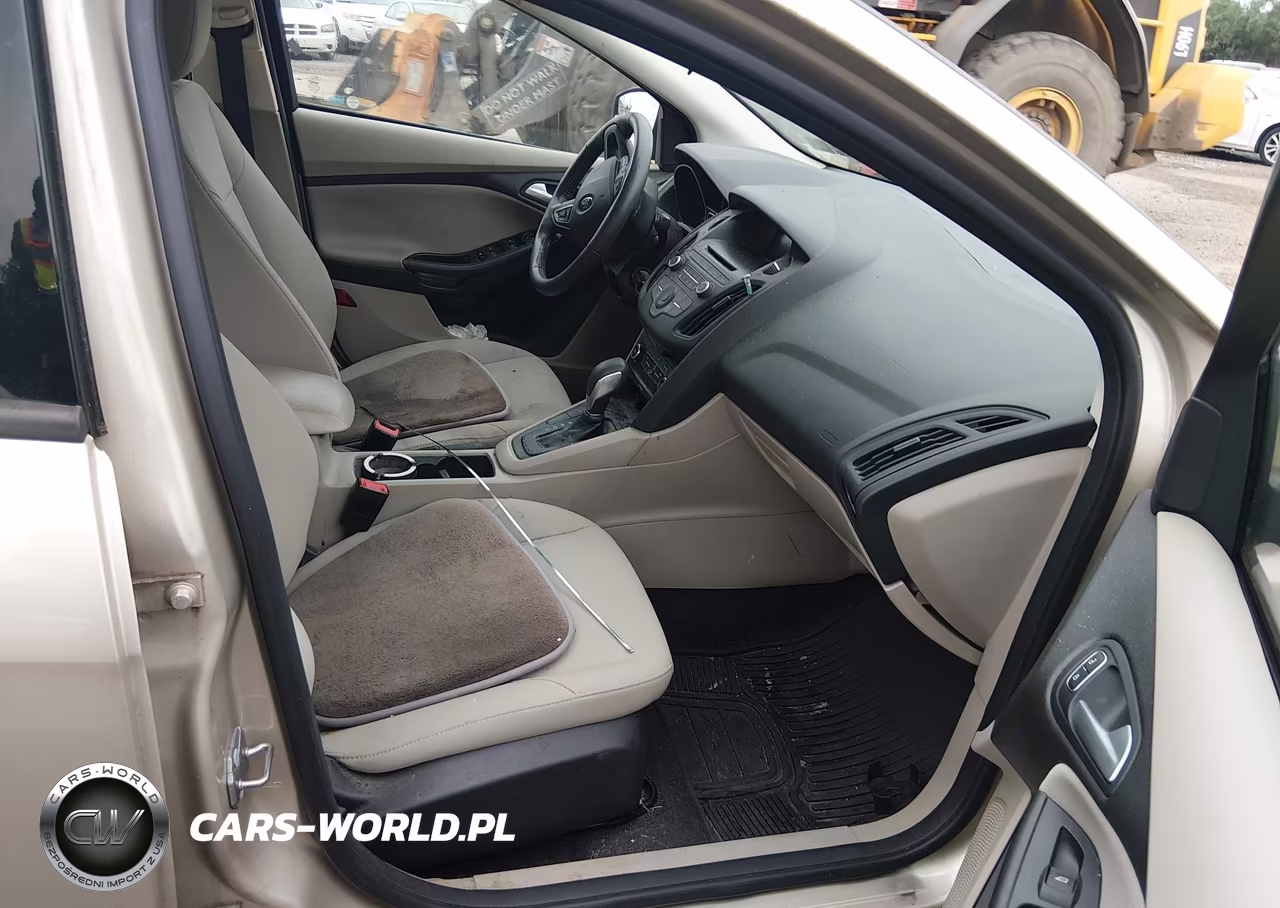 2017 Ford Focus Se VIN:1FADP3F27HL251024 - 5