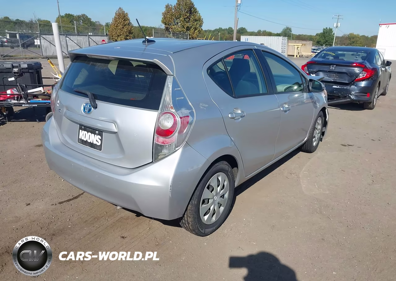 2012 Toyota Prius C Three VIN:JTDKDTB31C1007320 - 4
