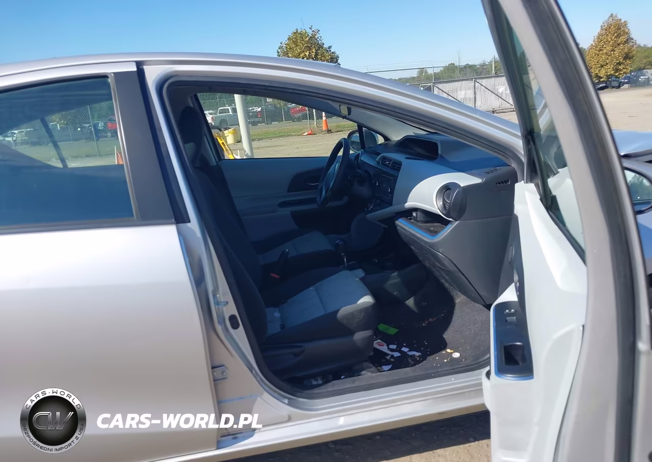 2012 Toyota Prius C Three VIN:JTDKDTB31C1007320 - 5