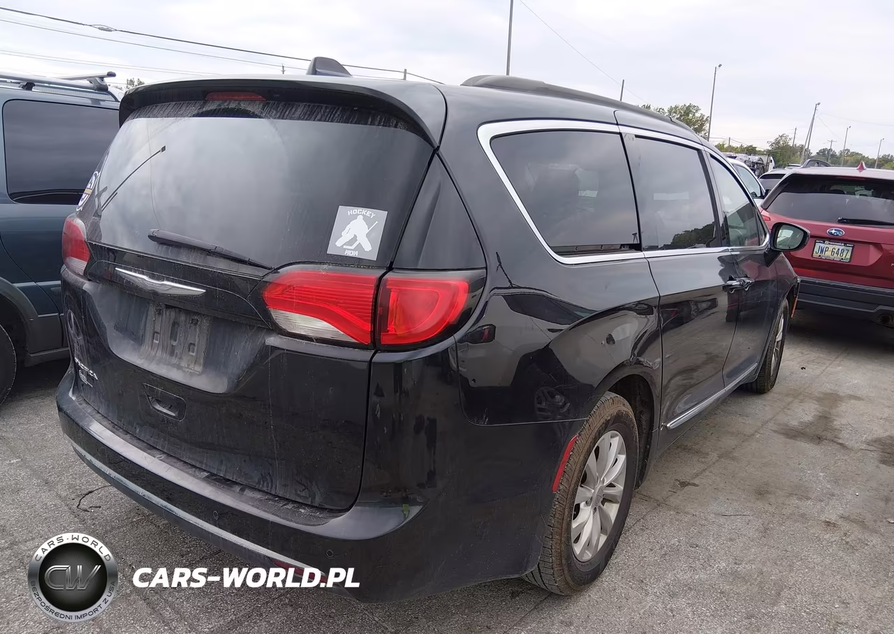 2017 Chrysler Pacifica Touring-L VIN:2C4RC1BG9HR512680 - 4