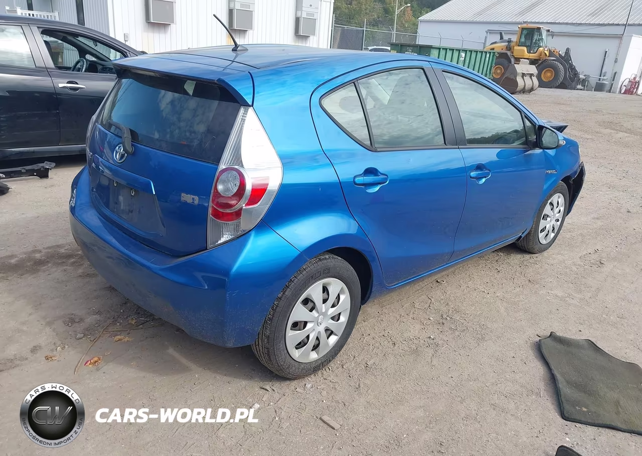2014 Toyota Prius C Two VIN:JTDKDTB38E1557956 - 4