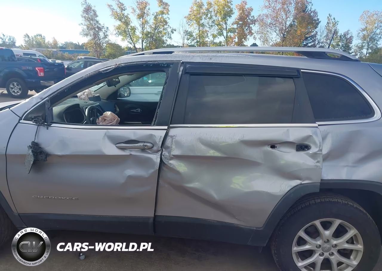 2018 Jeep Cherokee Latitude 4X4 VIN:1C4PJMCX7JD534442 - 15