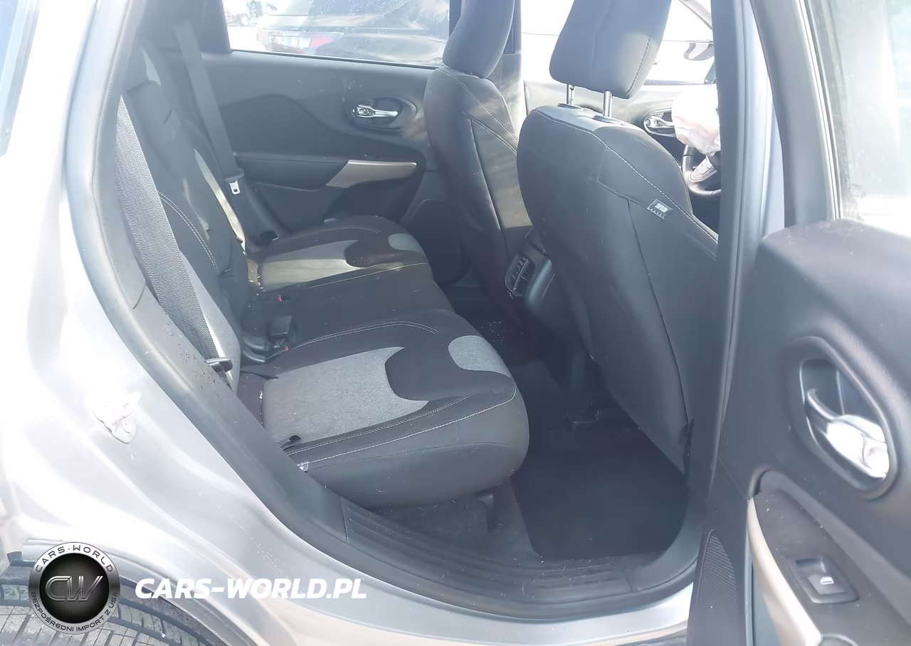2018 Jeep Cherokee Latitude 4X4 VIN:1C4PJMCX7JD534442 - 8