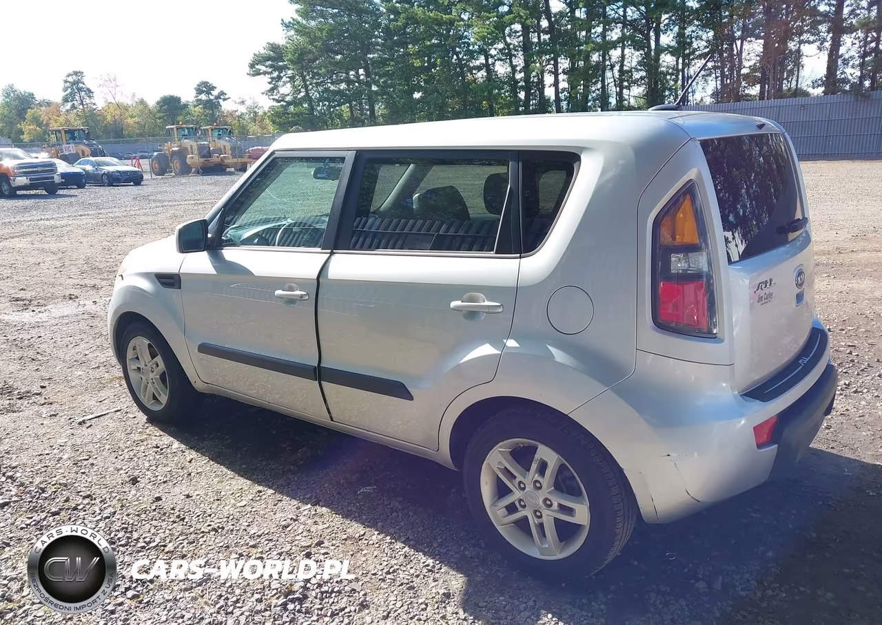 2011 Kia Soul + VIN:KNDJT2A23B7323685 - 3