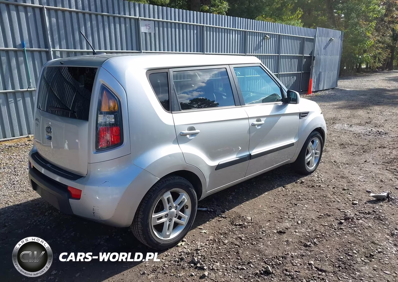 2011 Kia Soul + VIN:KNDJT2A23B7323685 - 4