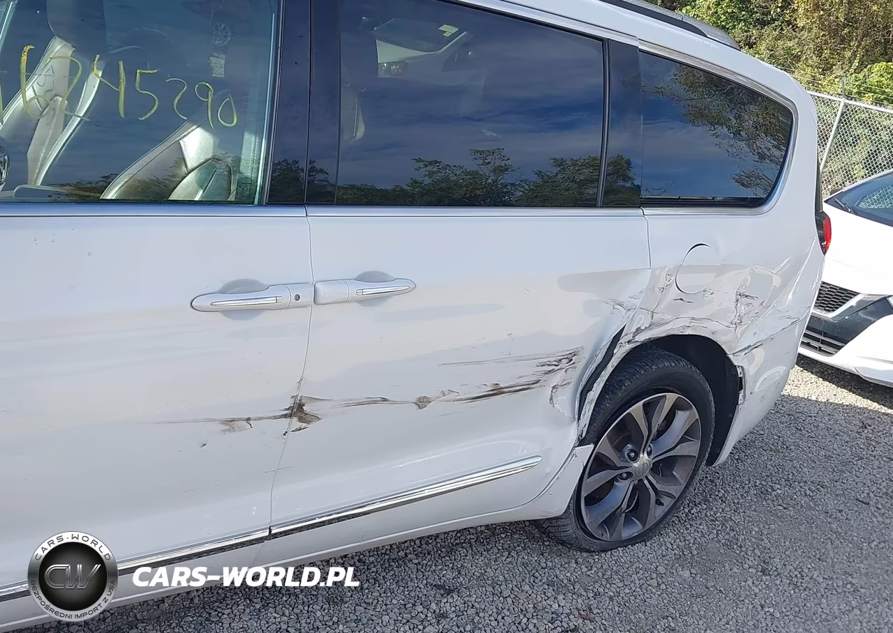 2017 Chrysler Pacifica Limited VIN:2C4RC1GG1HR507370 - 6