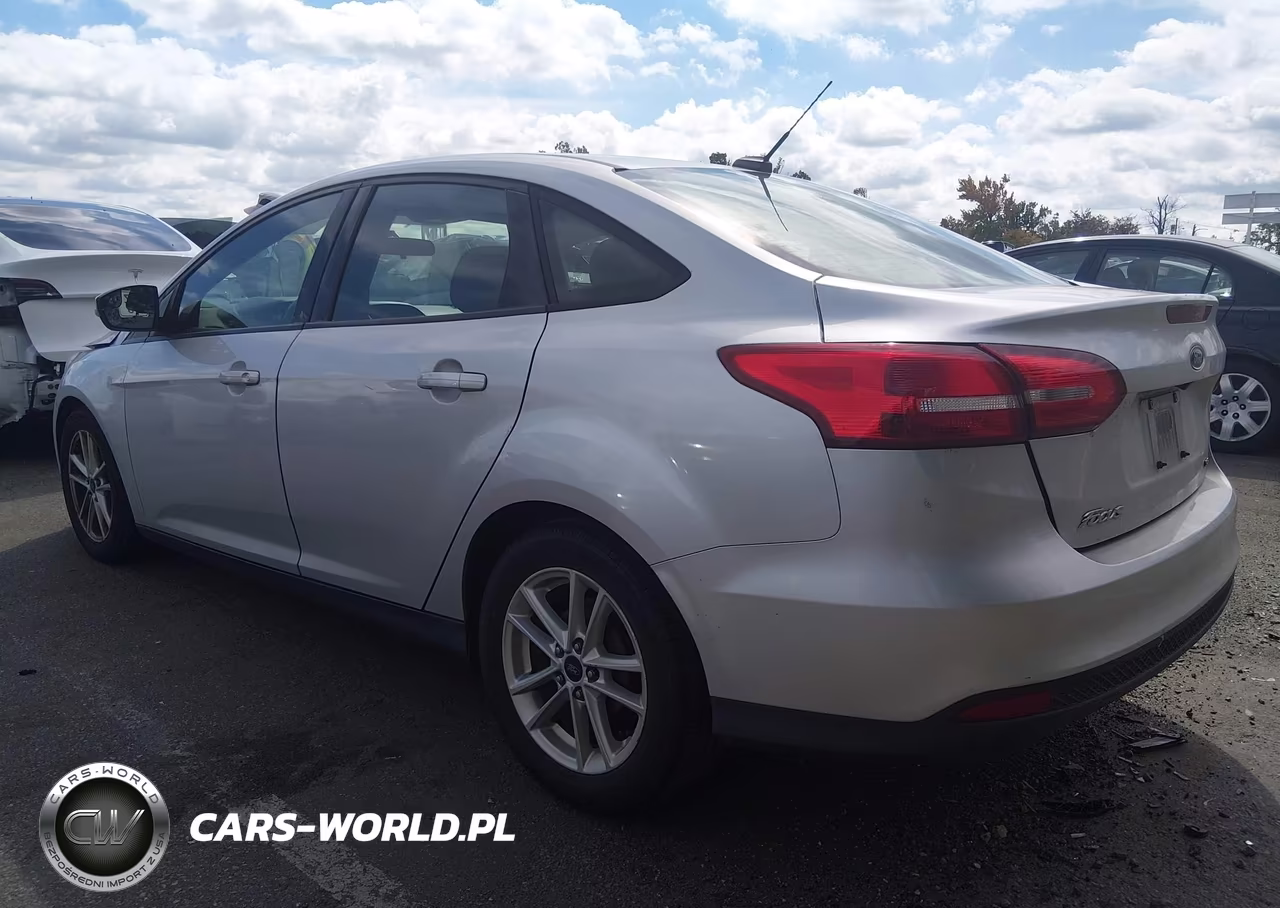 2017 Ford Focus Se VIN:1FADP3F2XHL217658 - 3