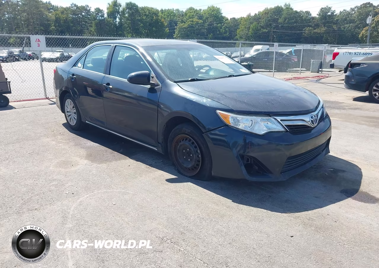 2013 Toyota Camry Le – zdjęcie 1 z 18