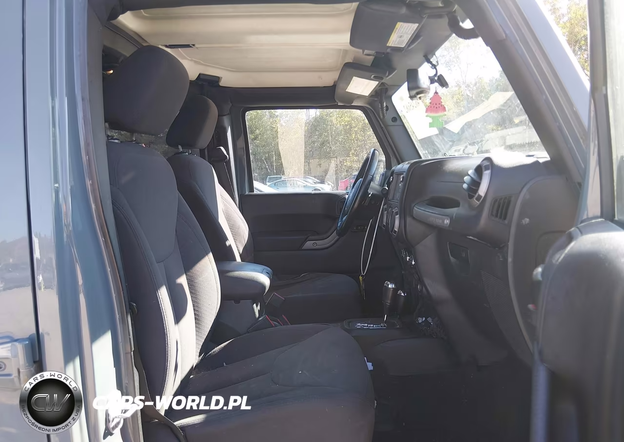 2015 Jeep Wrangler Unlimited Sport VIN:1C4BJWDG3FL727009 - 5