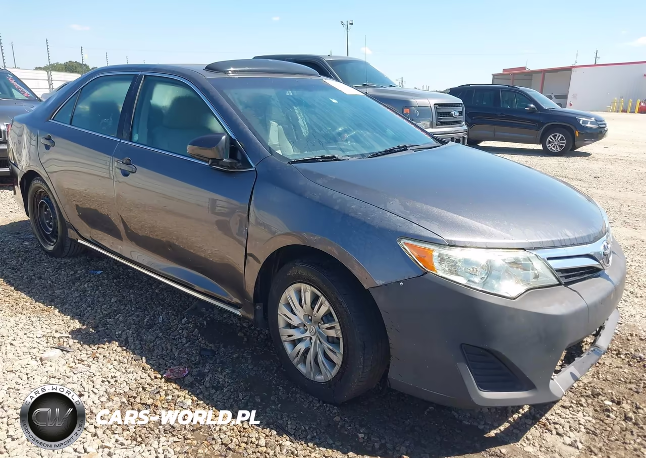 2014 Toyota Camry Le – zdjęcie 1 z 16