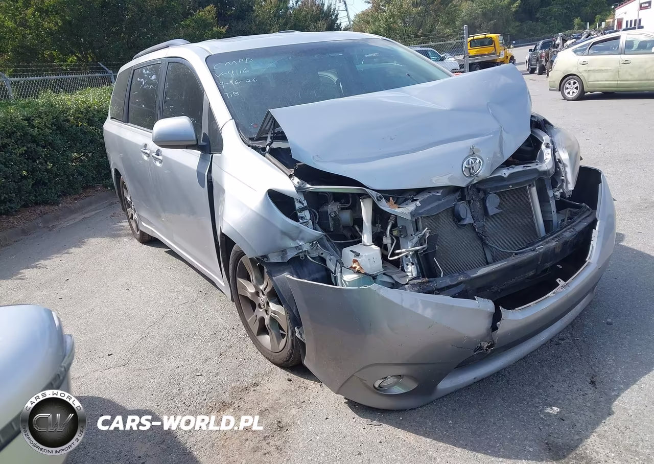 2015 Toyota Sienna Se 8 Passenger