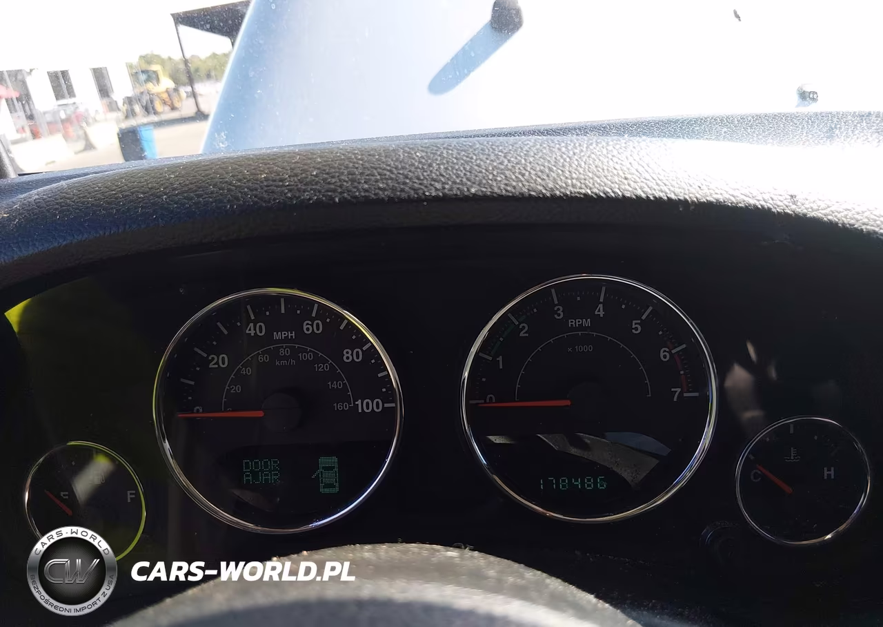 2011 Jeep Wrangler Unlimited Sport VIN:1J4BA3H10BL596923 - 7