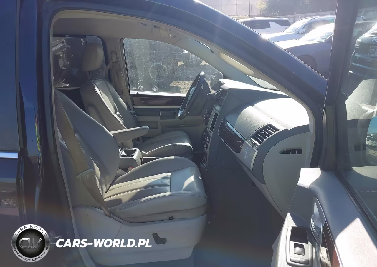 2010 Chrysler Town & Country Touring VIN:2A4RR5D10AR167053 - 5