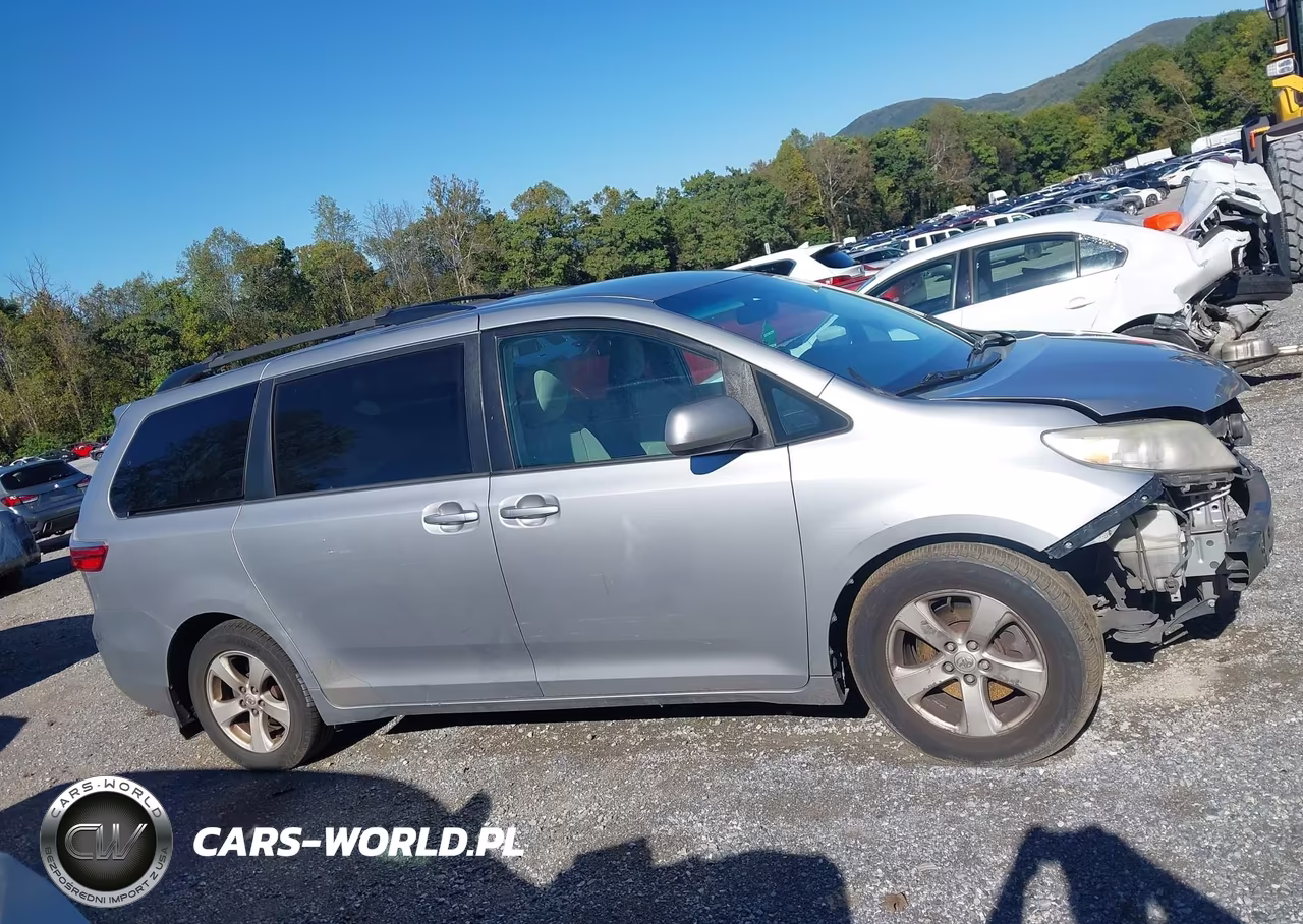 2015 Toyota Sienna Le 8 Passenger VIN:5TDKK3DC5FS577301 - 13