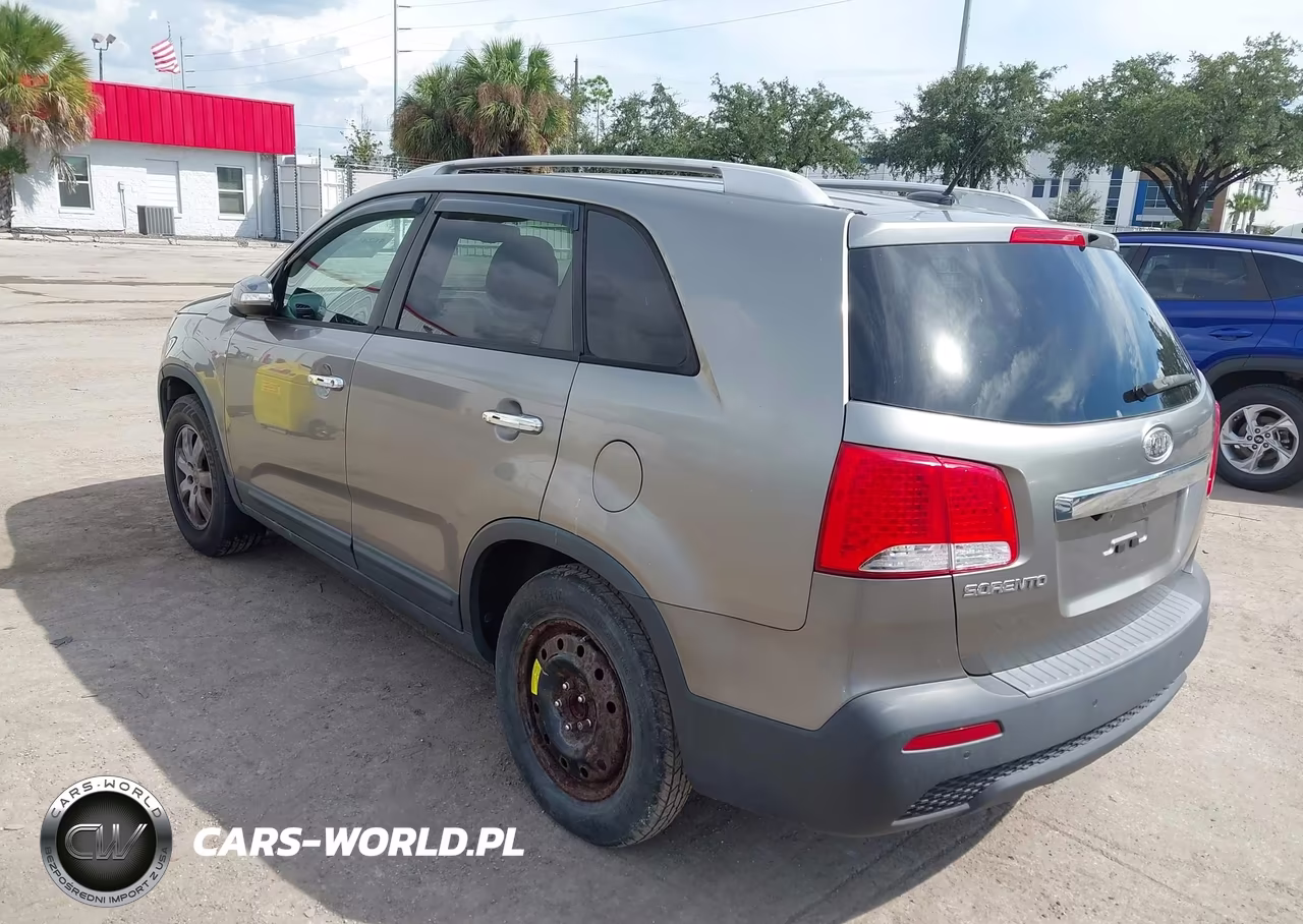 2013 Kia Sorento Lx VIN:5XYKT3A63DG349786 - 3