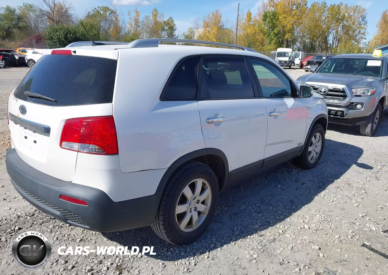 2011 Kia Sorento Lx VIN:5XYKTCA1XBG055349 - 4