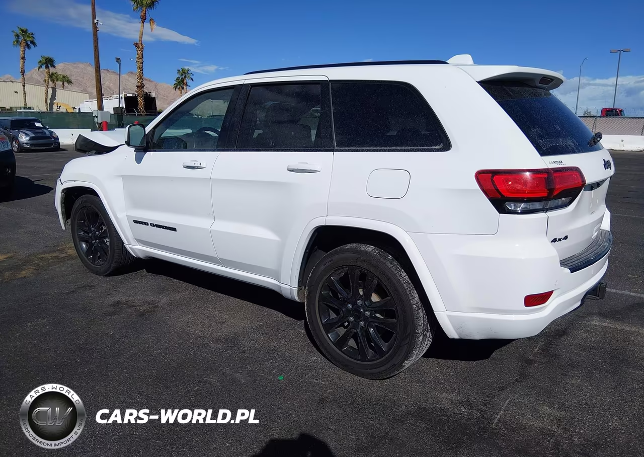 2017 Jeep Grand Cherokee Altitude 4X4 VIN:1C4RJFAG4HC759912 - 3