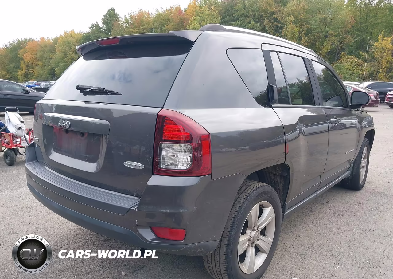 2015 Jeep Compass Latitude VIN:1C4NJDEBXFD130714 - 4