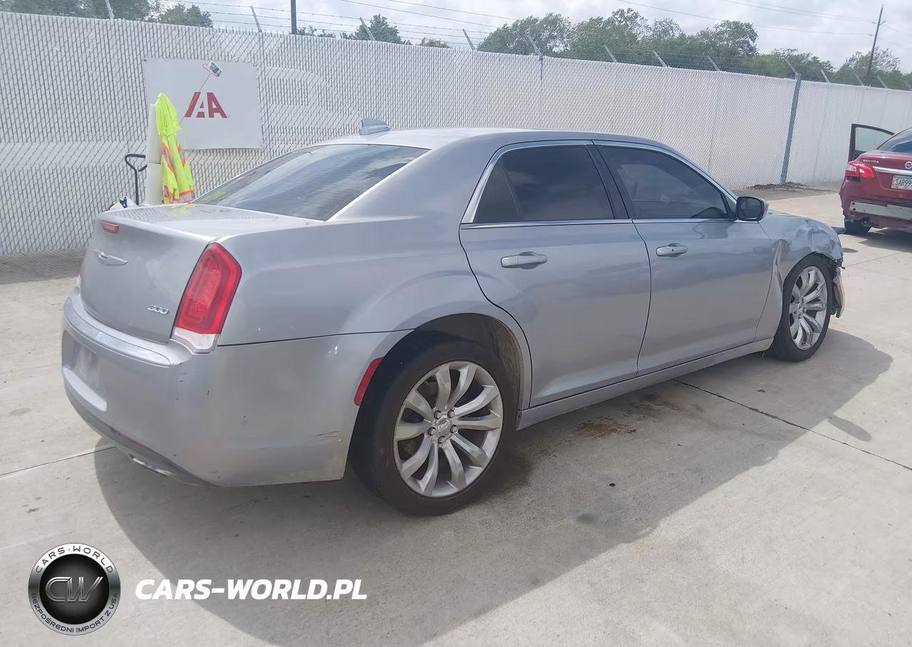 2016 Chrysler 300 Limited VIN:2C3CCAAG3GH313687 - 4