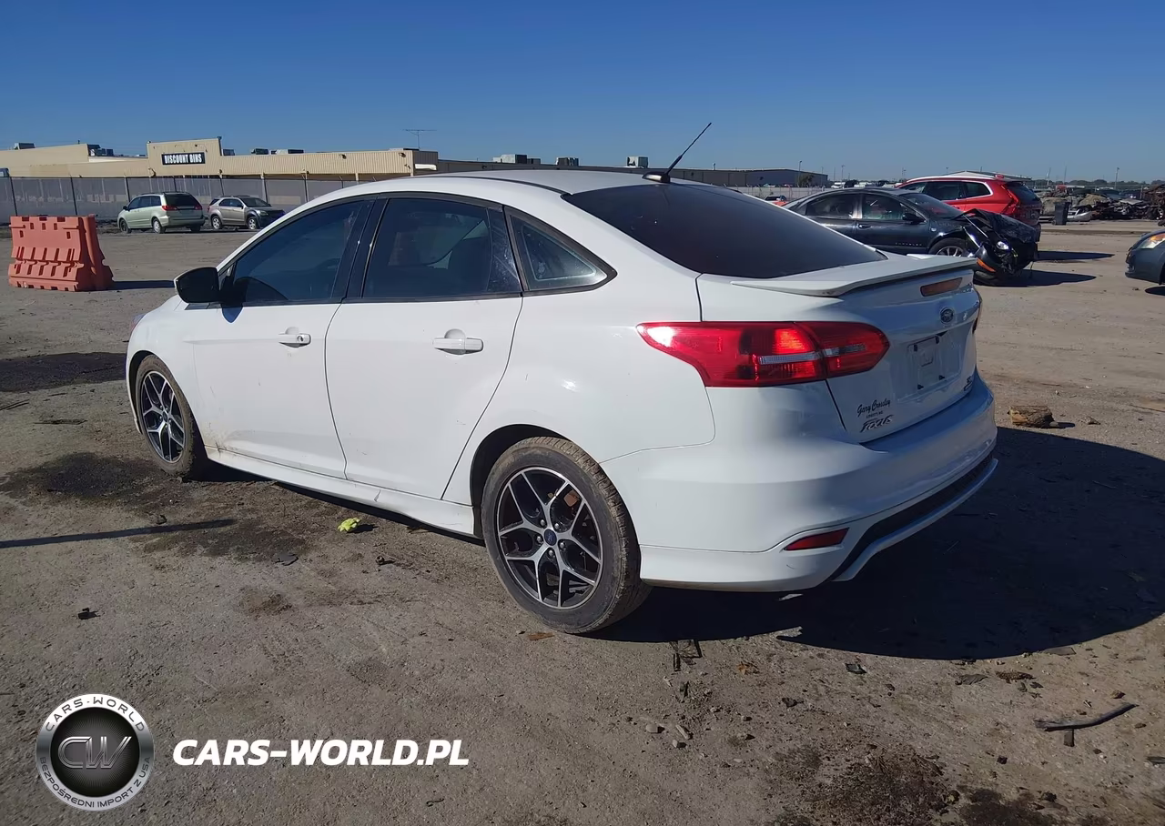 2015 Ford Focus Se VIN:1FADP3F28FL313835 - 3