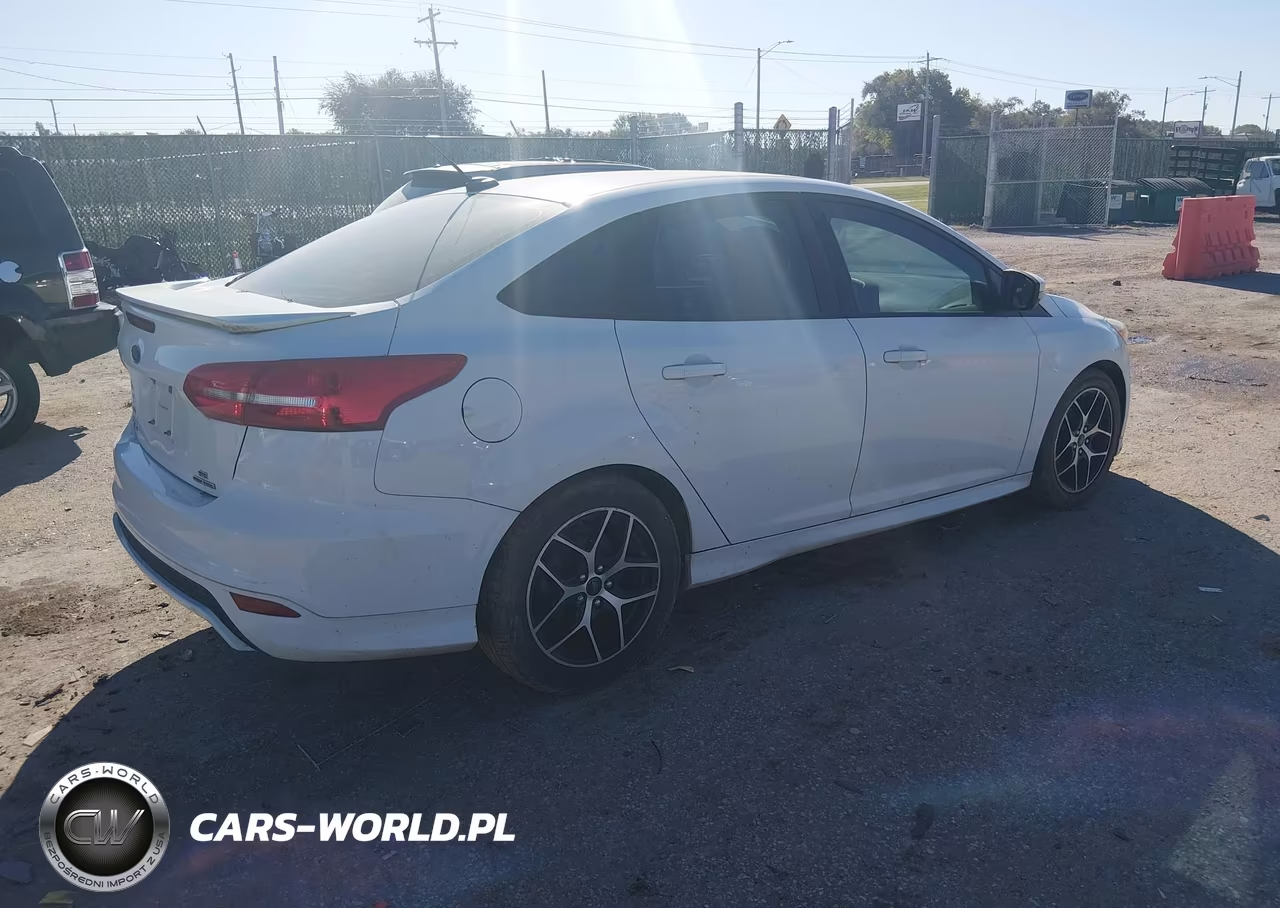 2015 Ford Focus Se VIN:1FADP3F28FL313835 - 4