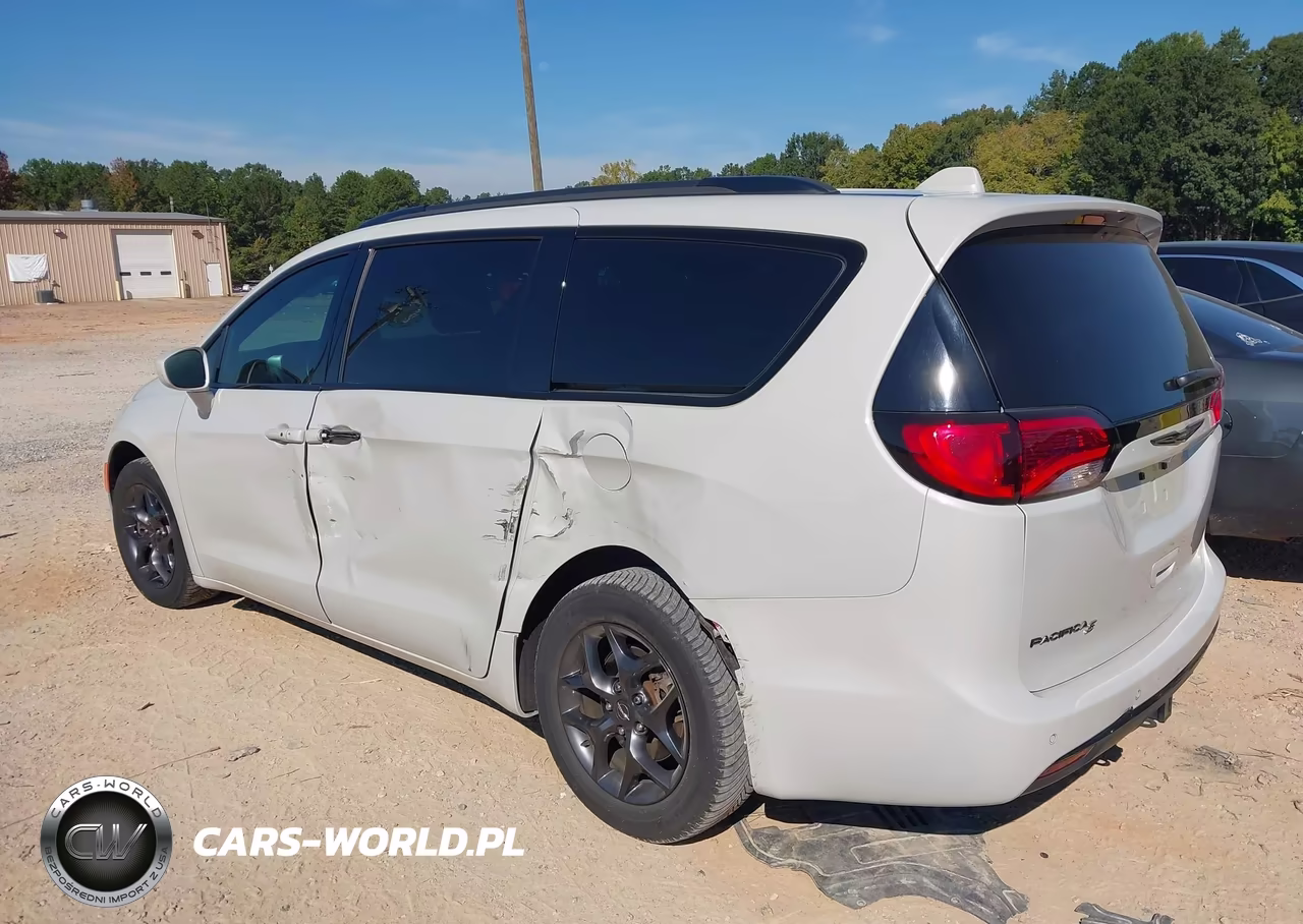 2020 Chrysler Pacifica Touring L VIN:2C4RC1BG5LR275176 - 3