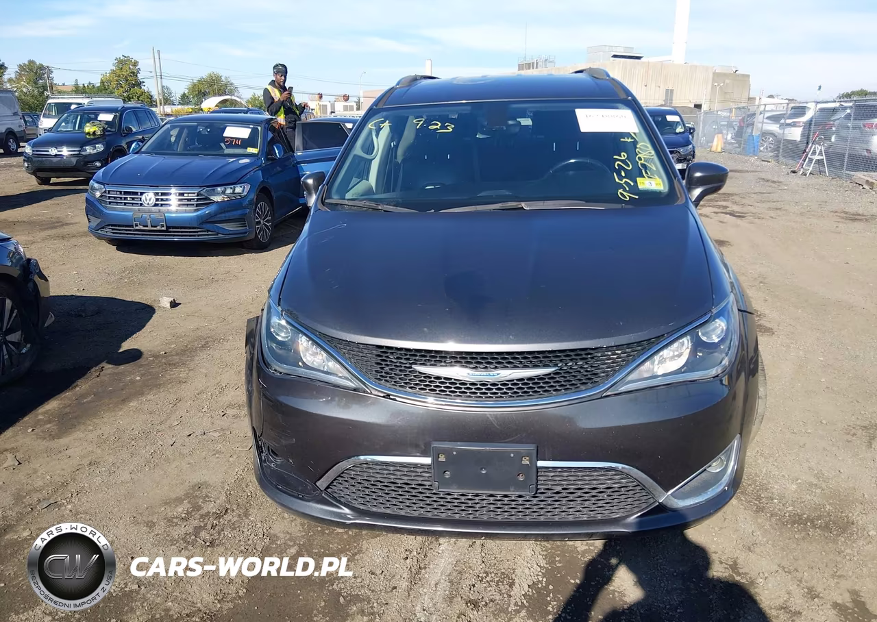 2018 Chrysler Pacifica Touring L VIN:2C4RC1BGXJR174387 - 12