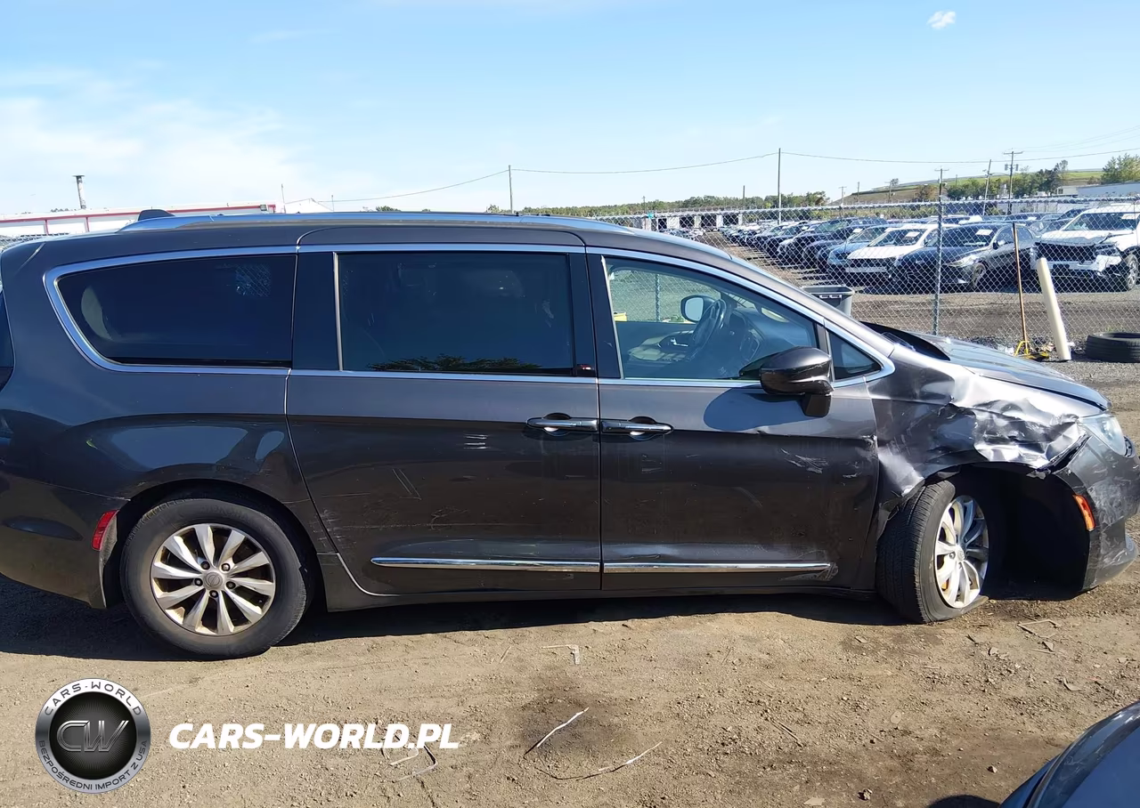 2018 Chrysler Pacifica Touring L VIN:2C4RC1BGXJR174387 - 13