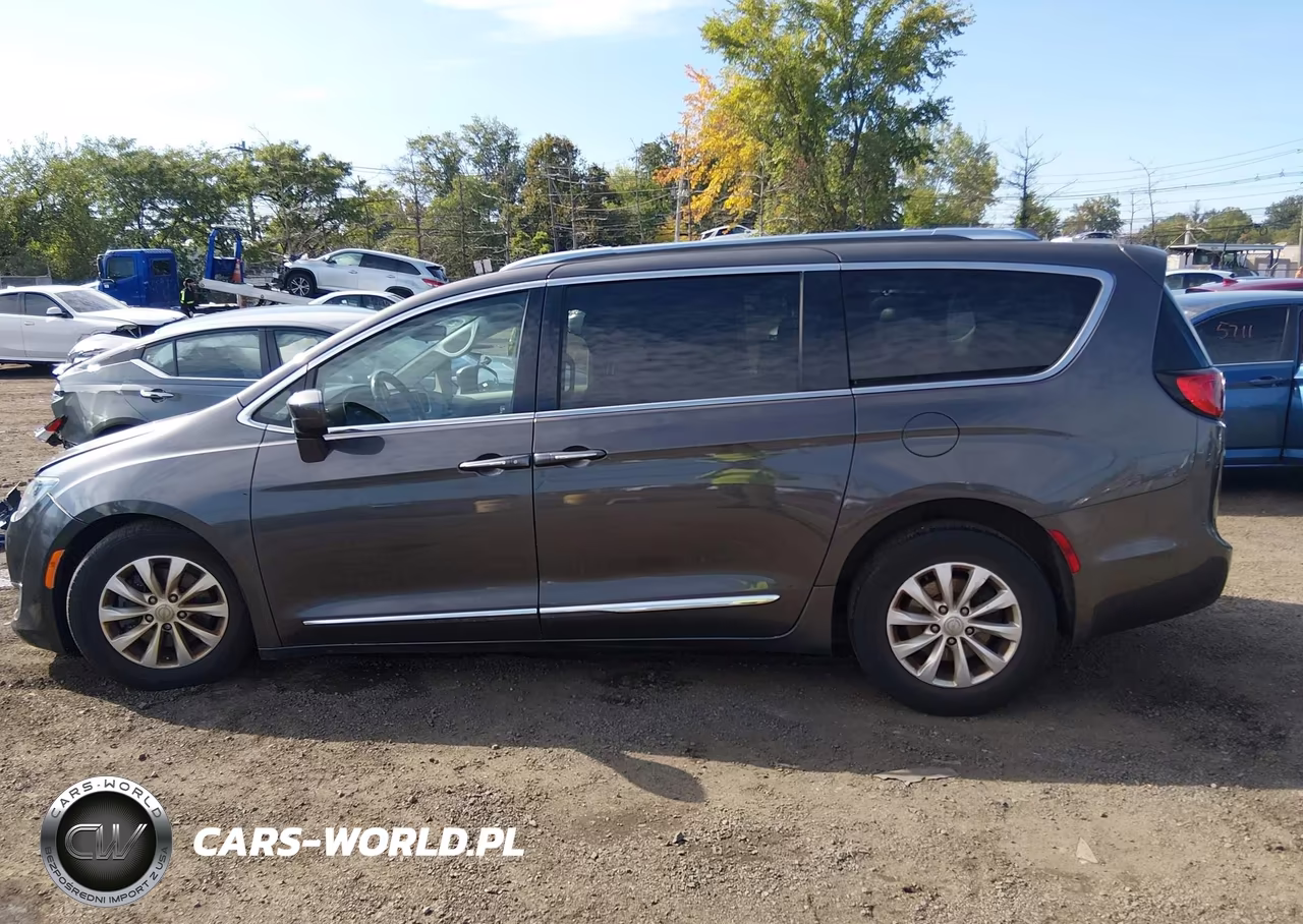 2018 Chrysler Pacifica Touring L VIN:2C4RC1BGXJR174387 - 14